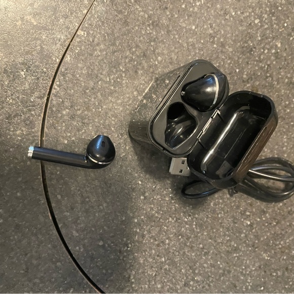 Unknown Other - Like New Wireless Earbuds